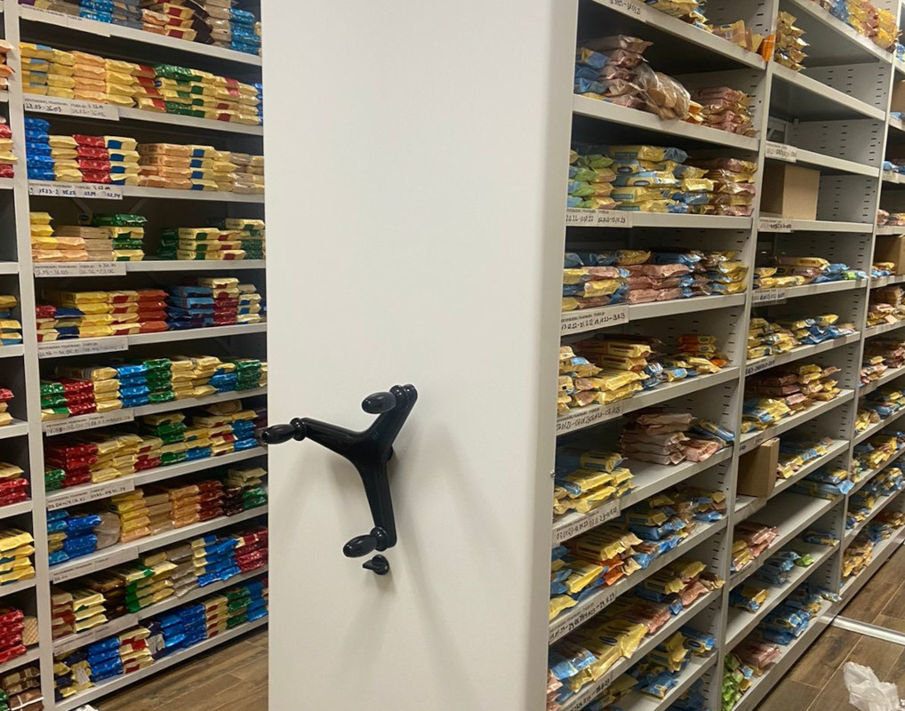 мобильные стеллажи для склада продуктов