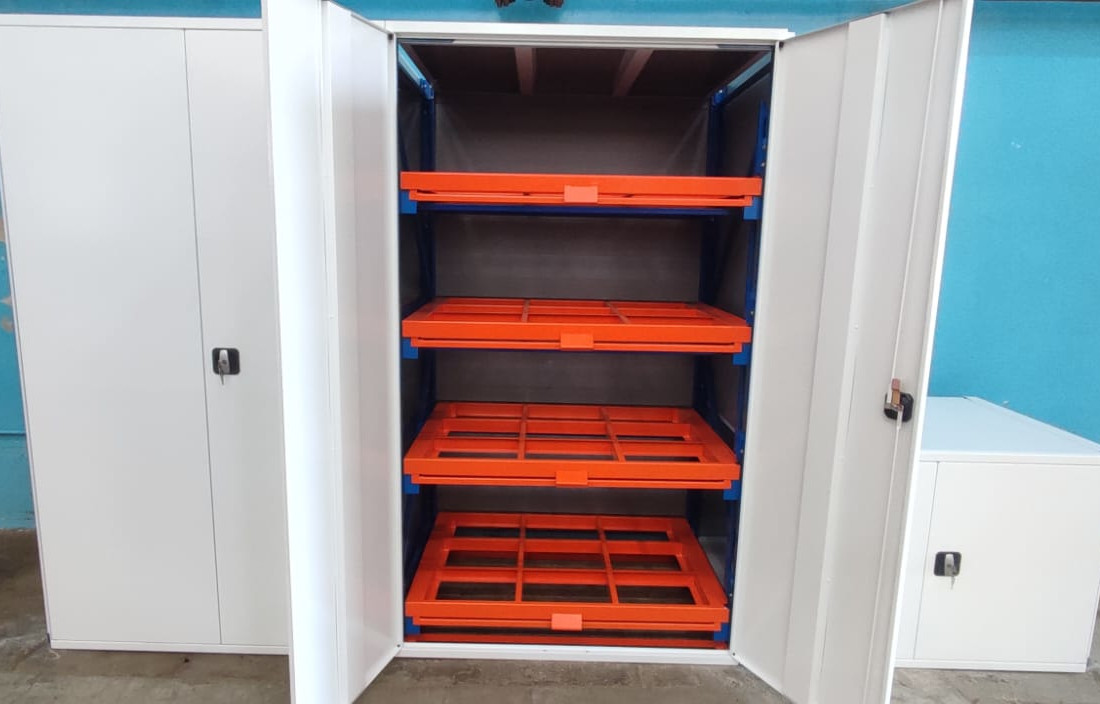 стеллажи с дврями и выдвижными полками